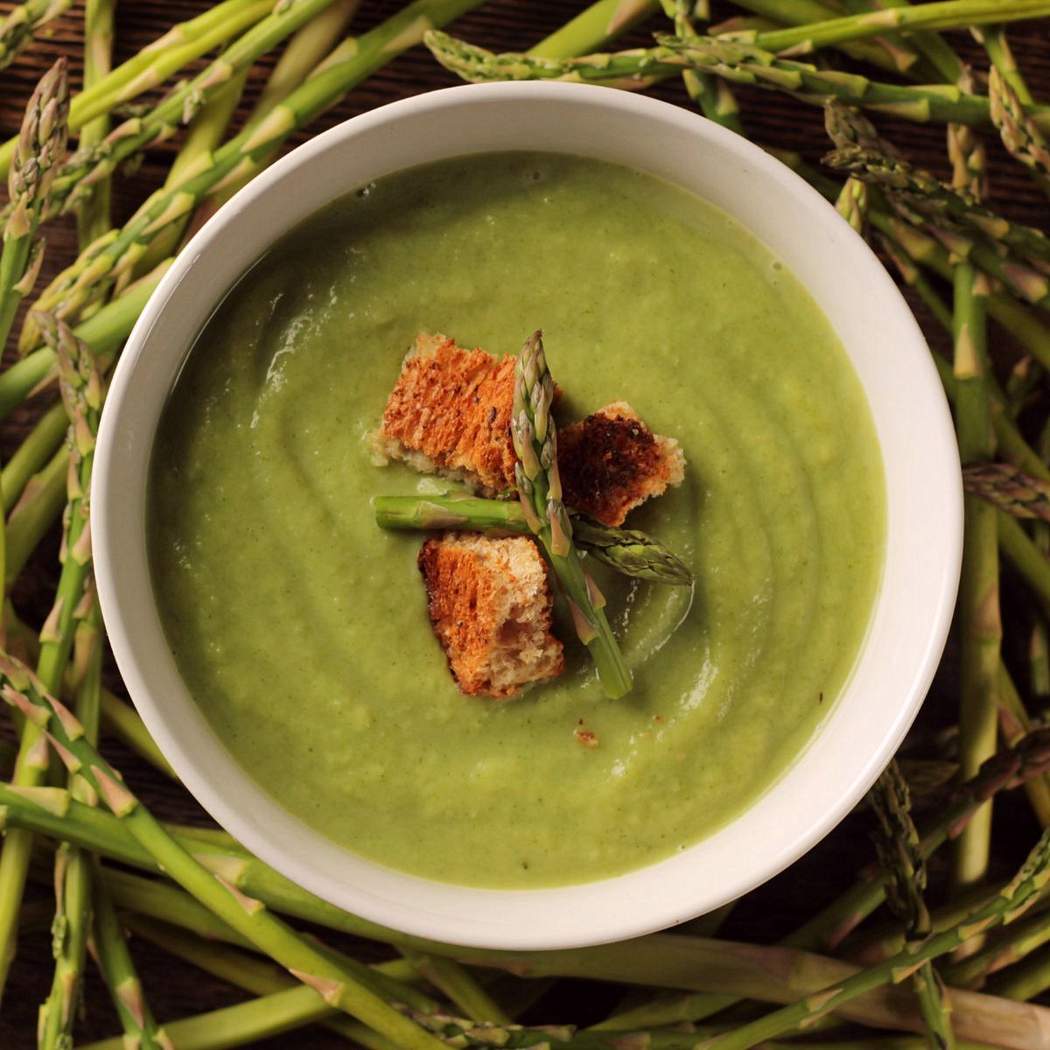 Zuppa di asparagi con verdure