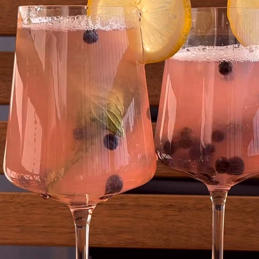 Limonáda s lesnými čučoriedkami