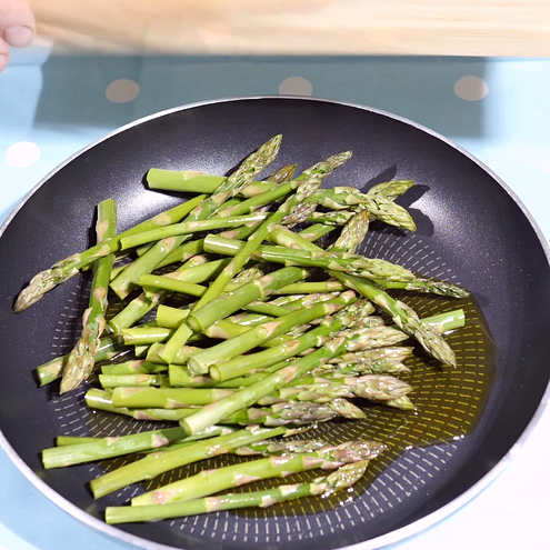 Asparagi saltati in padella - procedimento 1