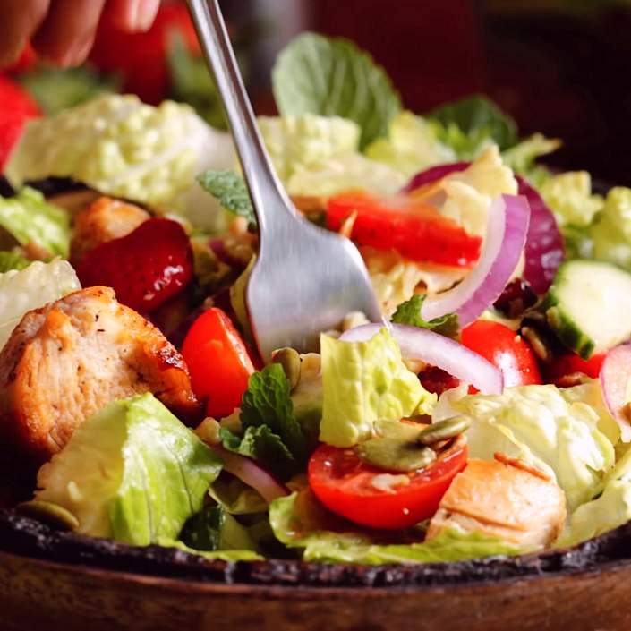 Ensalada de lechuga y pollo saludable