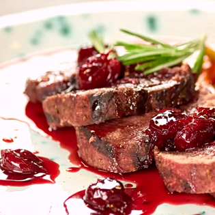 Previsualización de la receta Medallones de ciervo con salsa de arándanos rojos