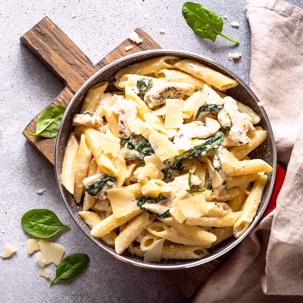 Petto di pollo alla panna con spinaci e pasta