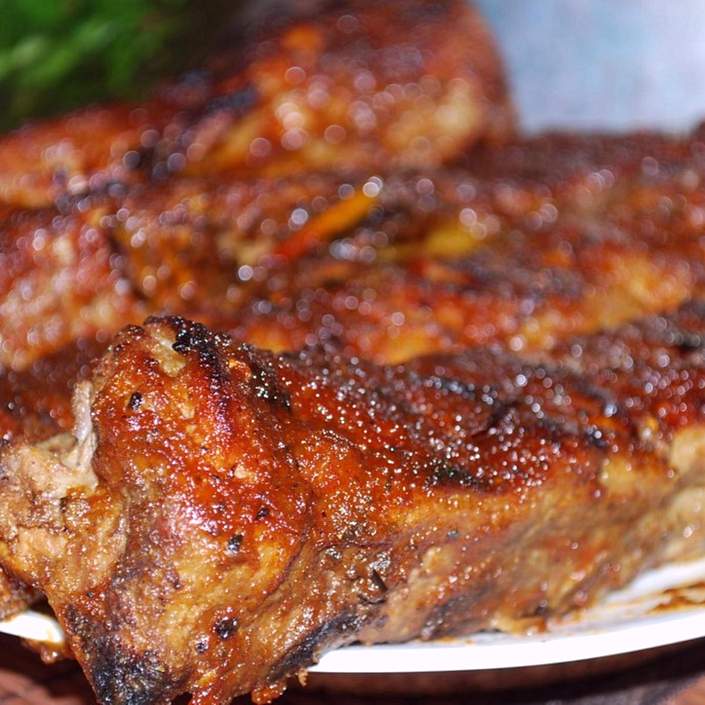 Costine al forno saporite e dal gusto affumicato