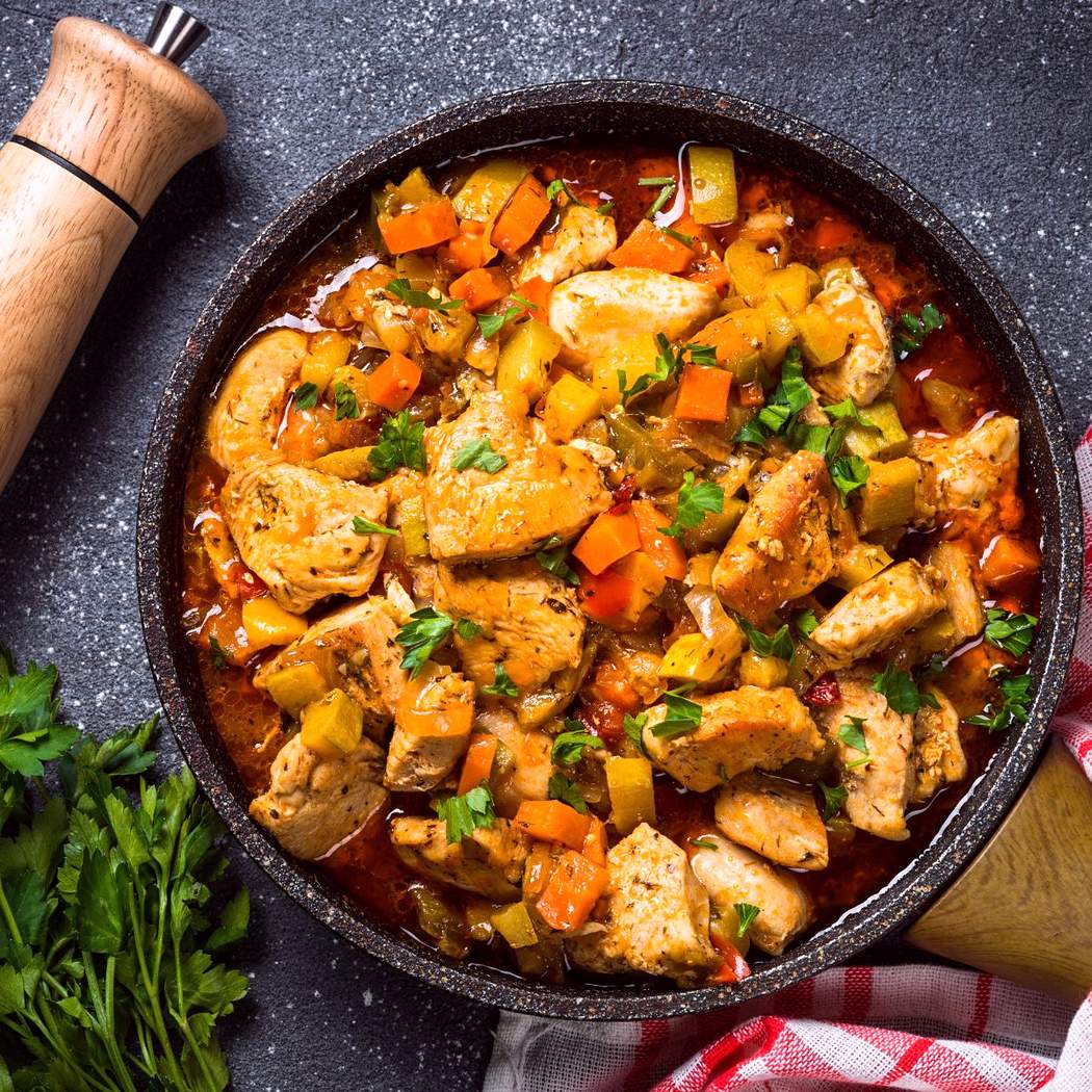 Pollo con verdure in salsa di pomodoro