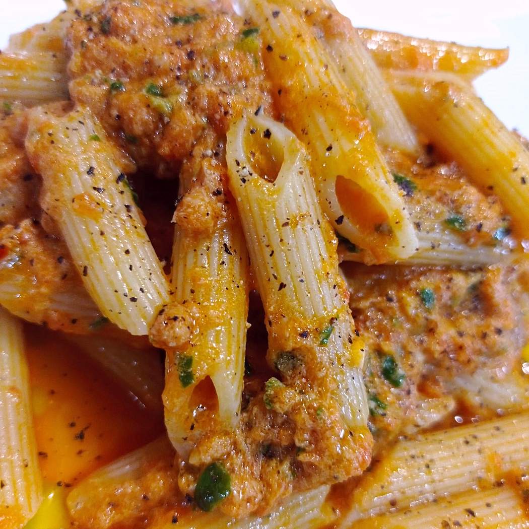 Pasta con pesto di tonno e pomodorini