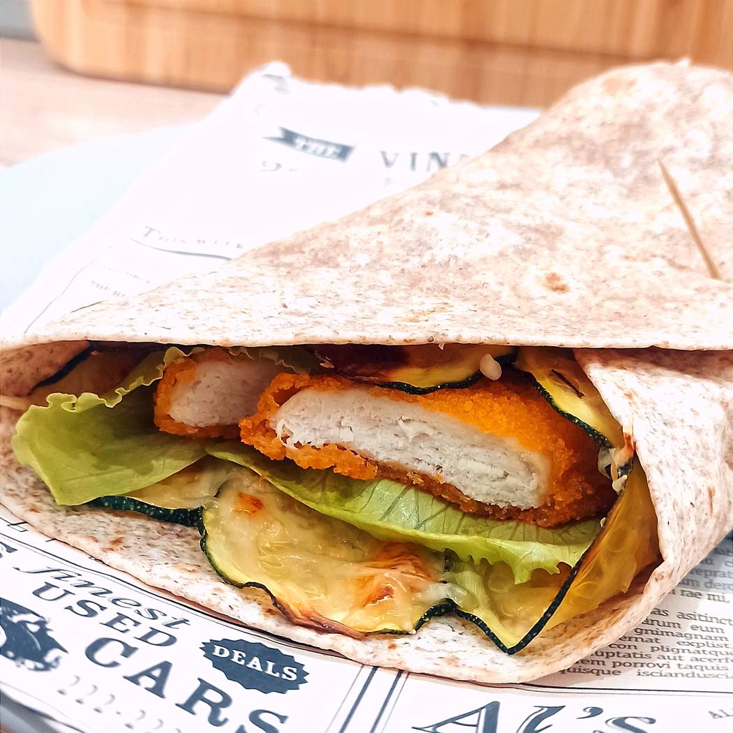 TORTILLA PLNENÁ CUKETOVOU PLACKOU SO SYROM, CREAM CHEESE, ĽADOVÝM ŠALÁTOM a KURACÍM MÄSKOM