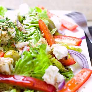 Previsualización de la receta Cena fácil de ensalada griega con pollo a la parrilla
