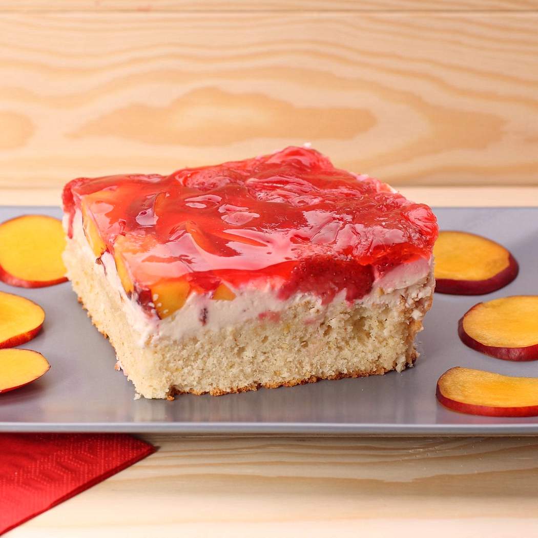 Dolce di frutta con gelatina