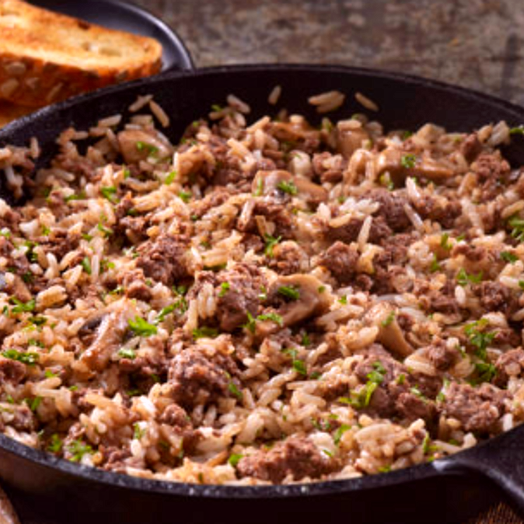 Pranzo veloce in padella a base di riso con cavolo tritato