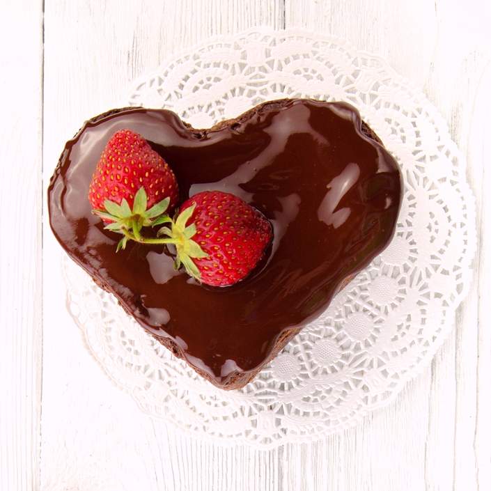 Tarta de corazón con chocolate y fresas