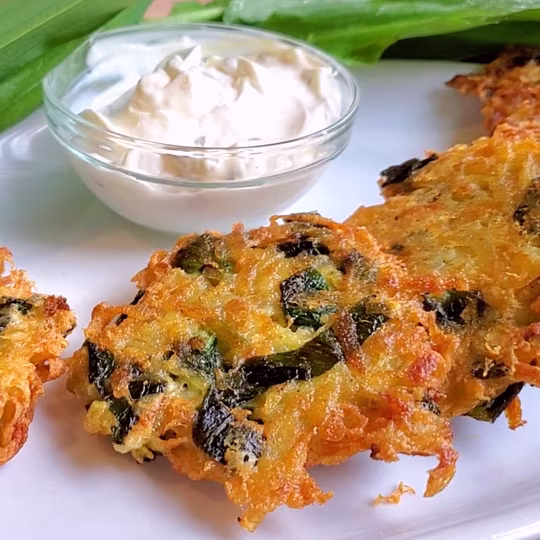 Náhľad receptu Chrumkavé zemiakové placky s medvedím cesnakom