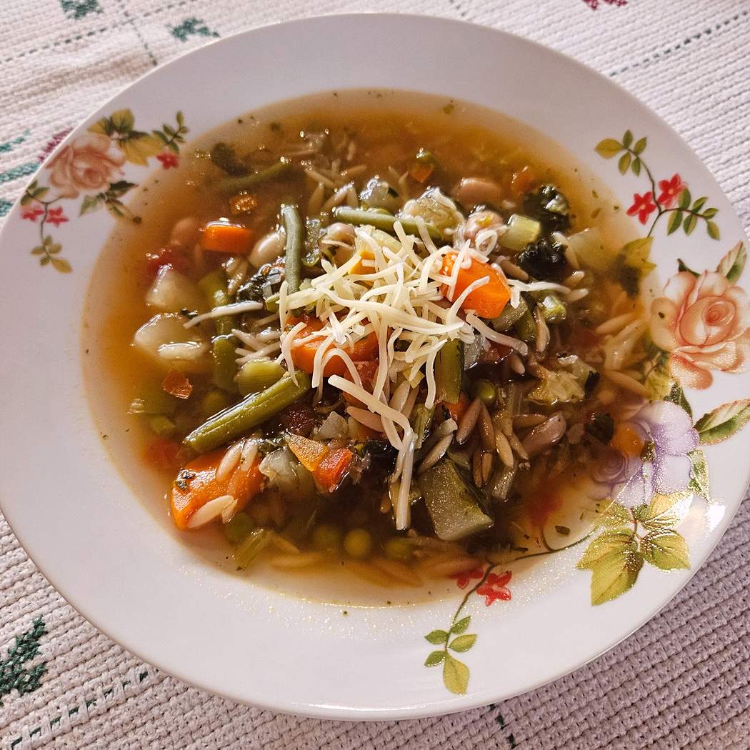 Minestrone zuppa di verdure densa