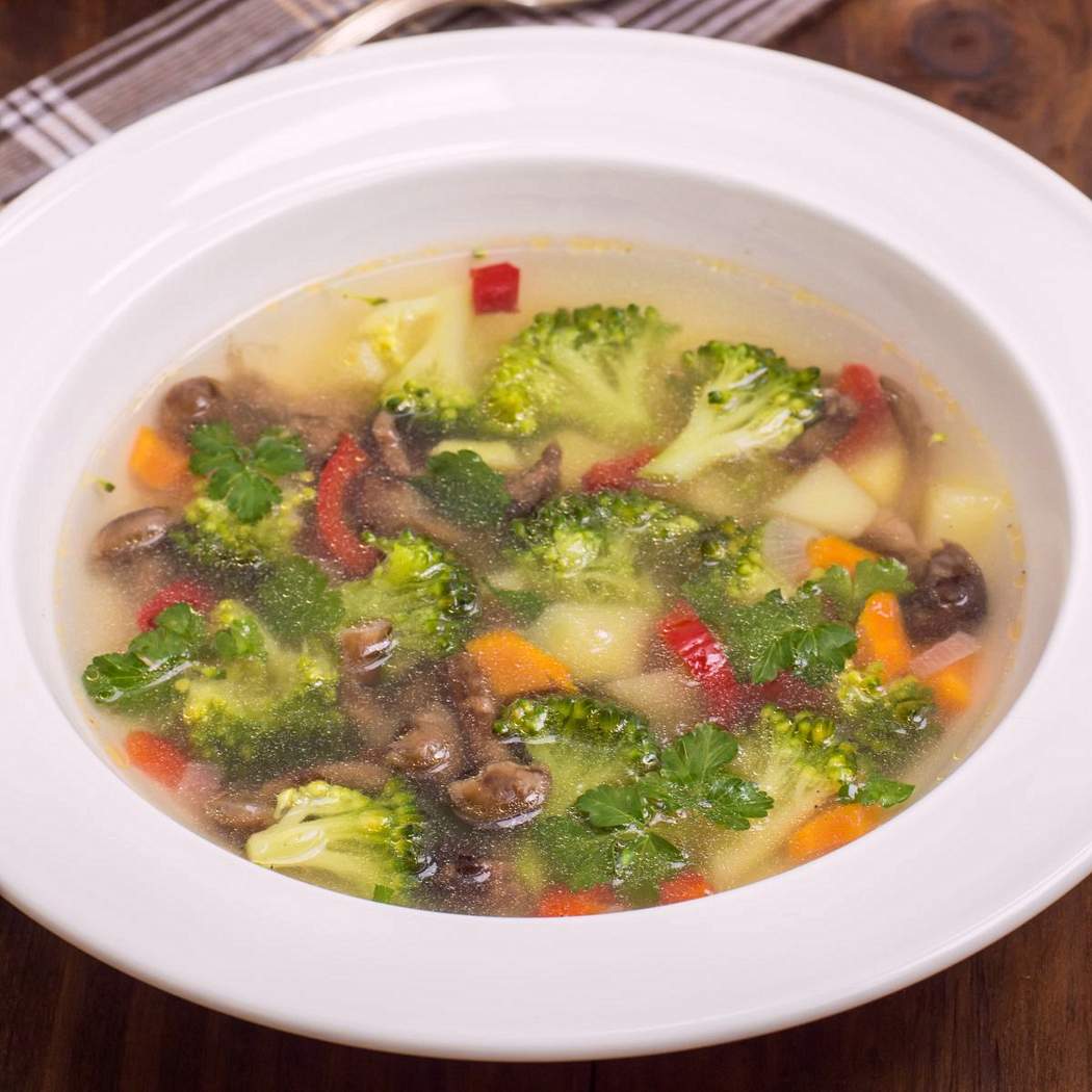 Groentesoep met broccoli en champignons