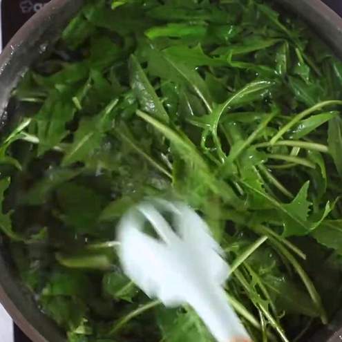 Cicoria in padella alla romana - procedimento 1