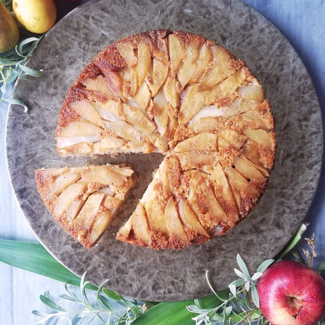 Torta capovolta di mele e pere