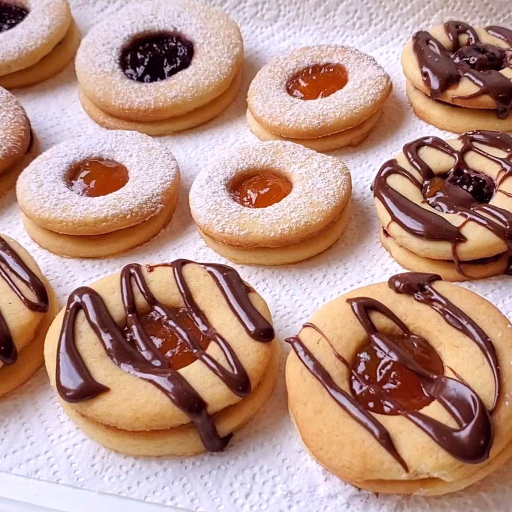 Krehké linecké koláčiky z jogurtového cesta