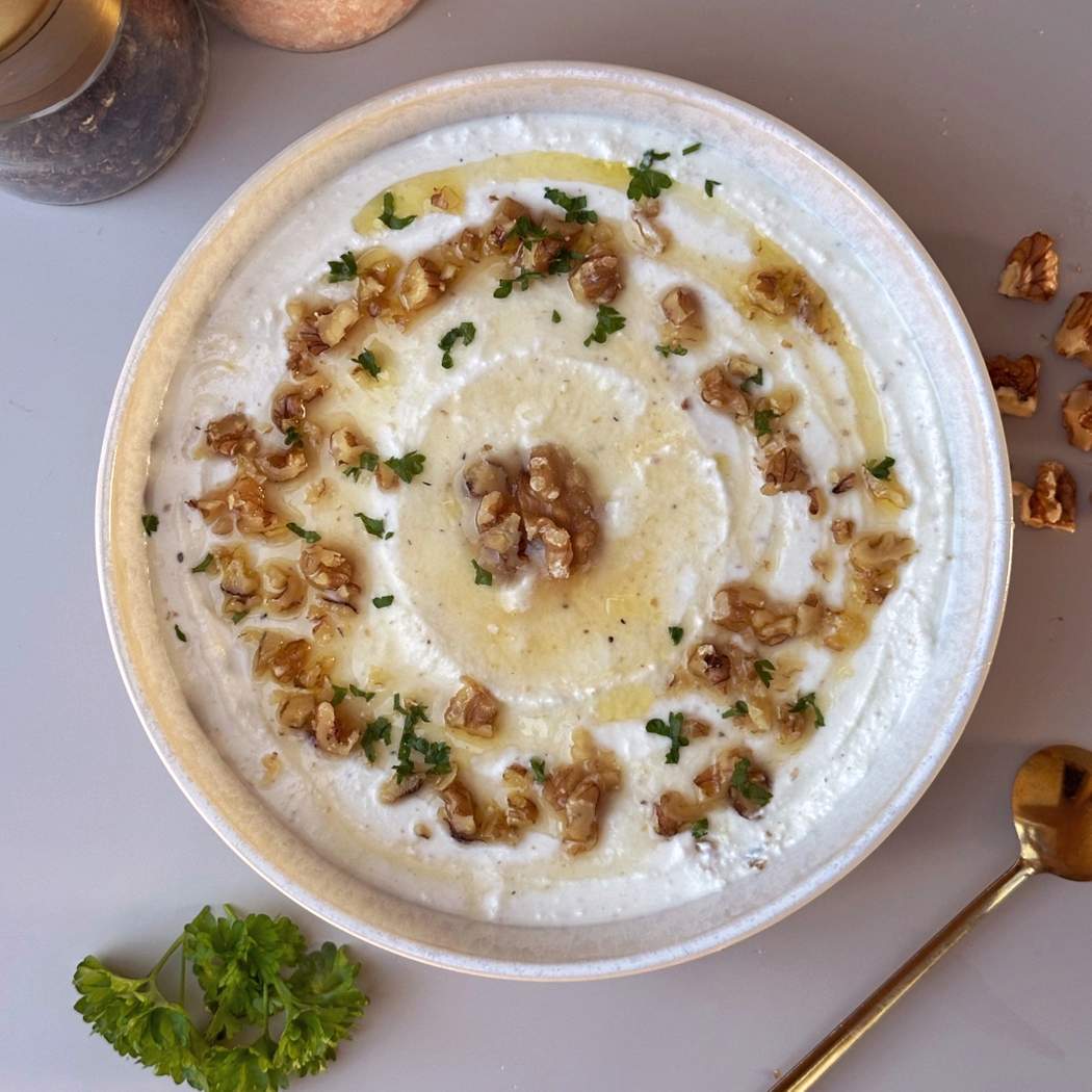 Feta dip s medem a ořechy