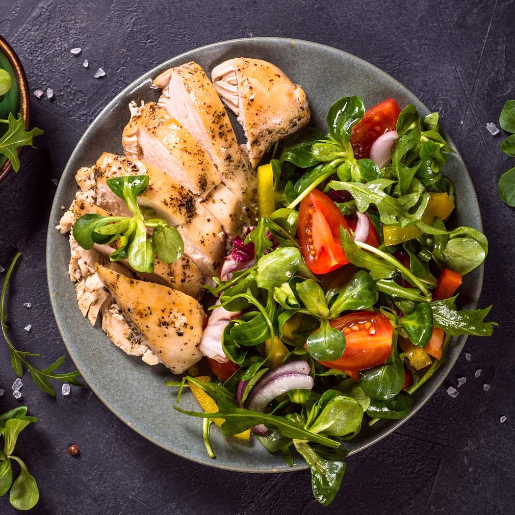 Petto di pollo con insalata di verdure