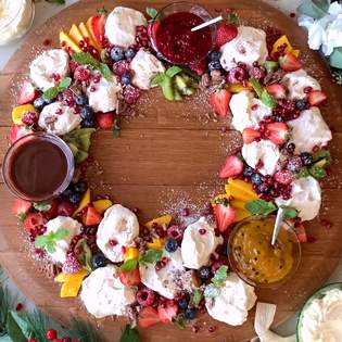 Recipe preview Stunning Christmas Pavlova wreath dessert