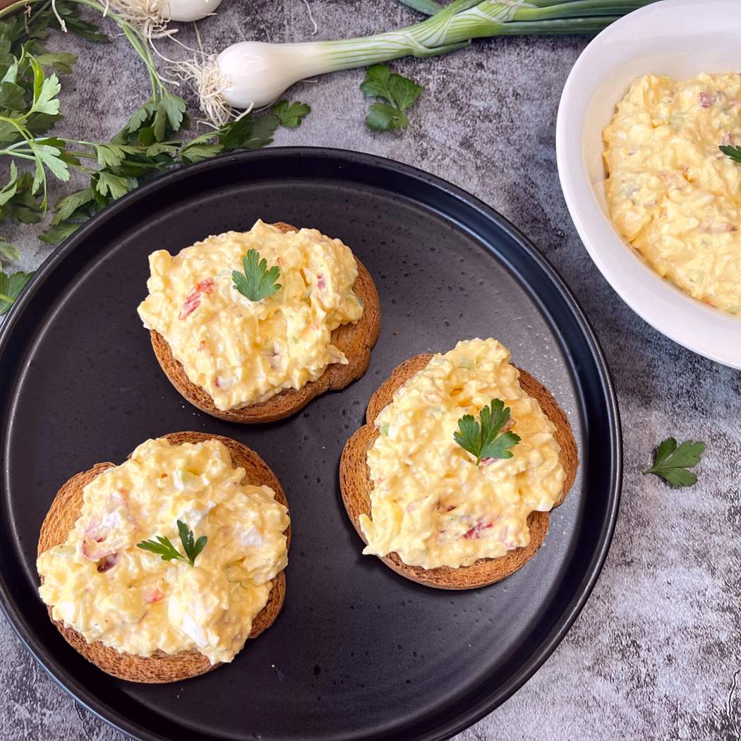 Insalata di uova con giovani cipolle