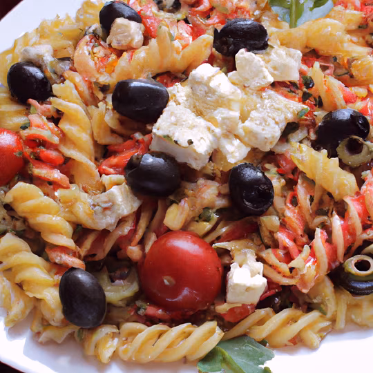 Anteprima ricetta Insalata di pasta fredda con pomodori, olive e feta
