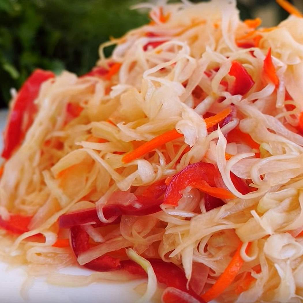 Verdure veloci vietnamite in salamoia con carote e daikon
