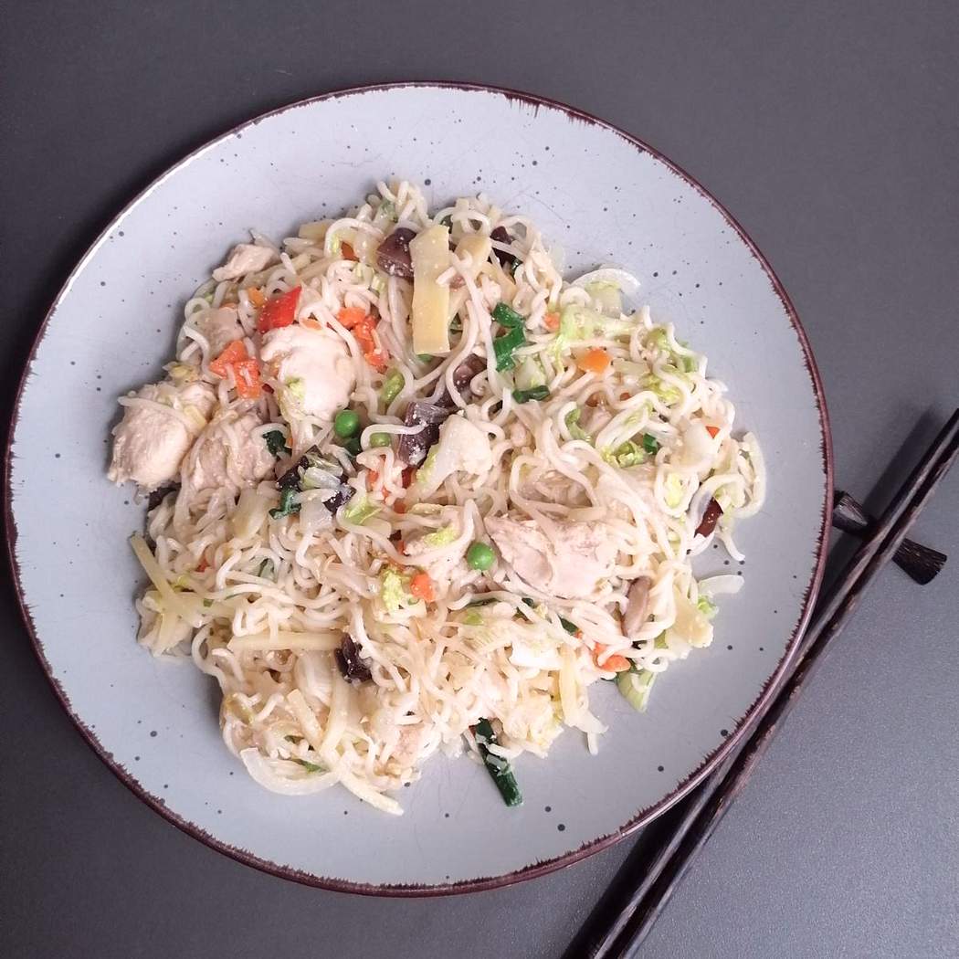 Tagliatelle cinesi con pollo e verdure