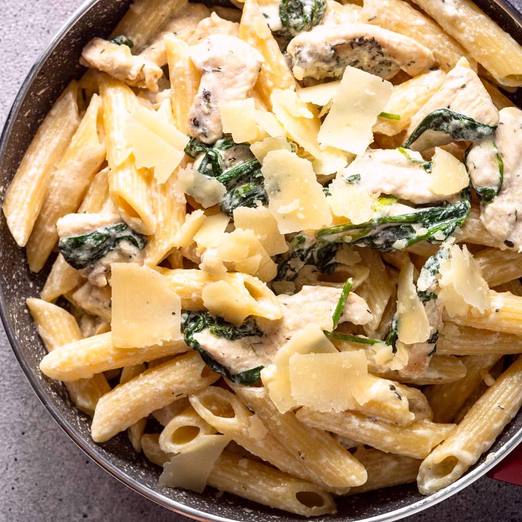 Pasta con pollo e spinaci