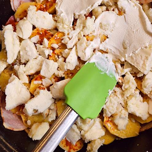 Zapekané kuracie stehná so zemiakmi a bryndzou - krok prípravy 1