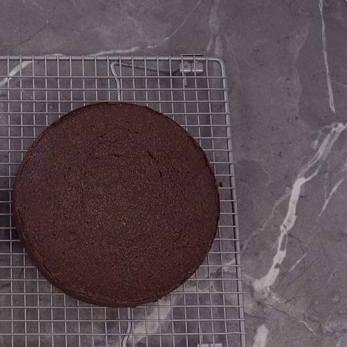 Morbida torta al cioccolato con uova di pasqua - procedimento 1