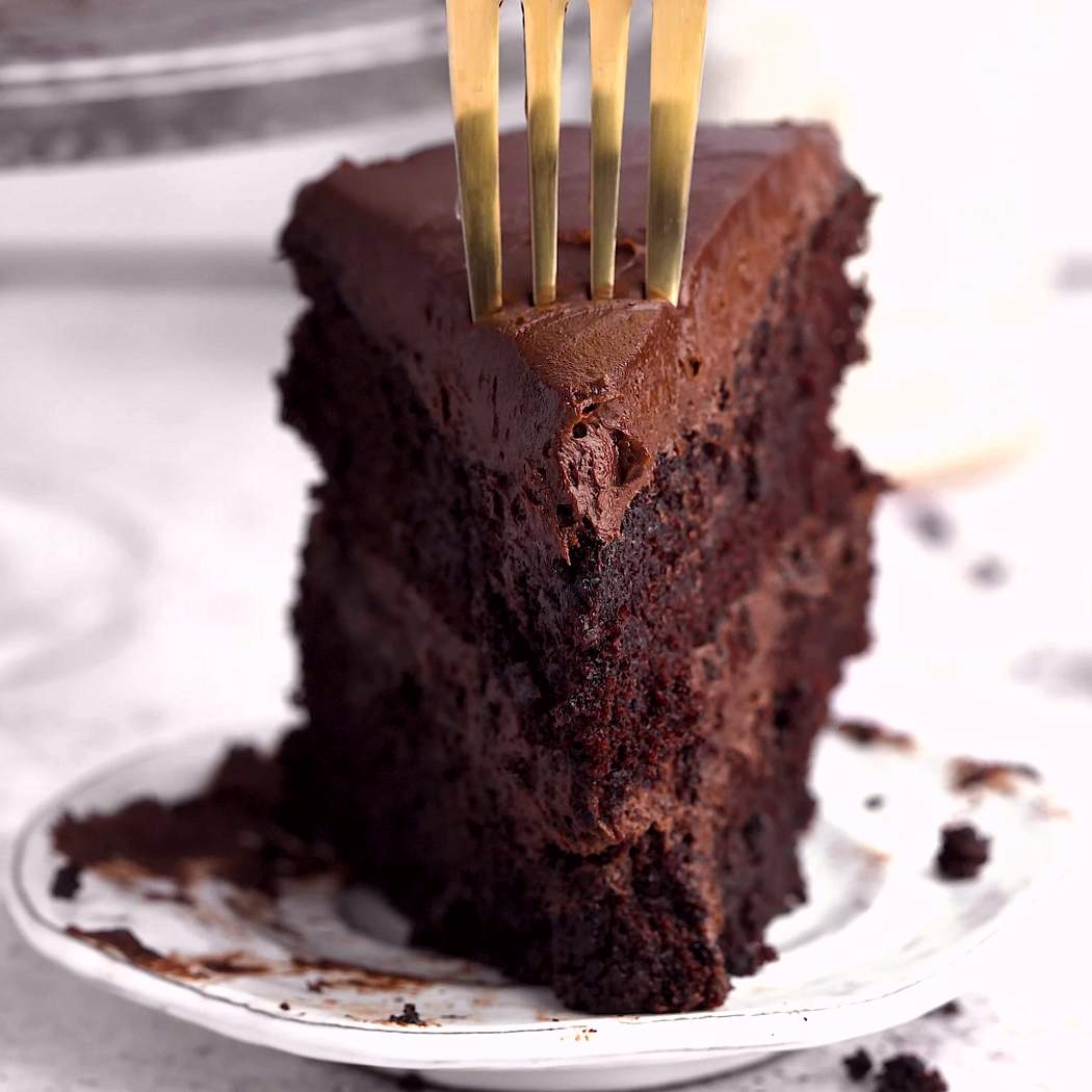 Torta al cioccolato morbida e umida con cacao in polvere