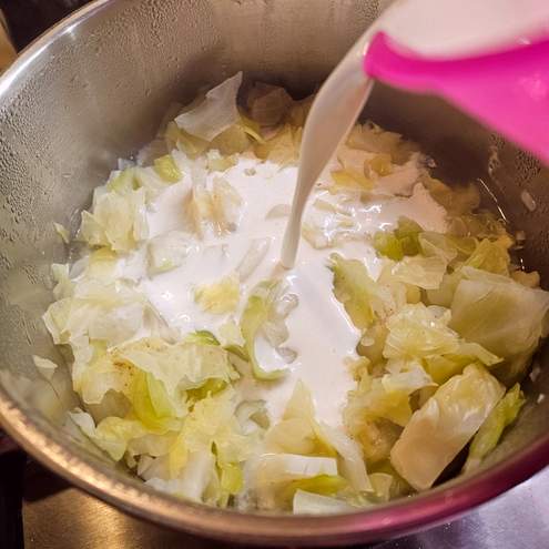 Krémová omáčka z bielej hlávkovej kapusty s pečeným mäsom - krok prípravy 1