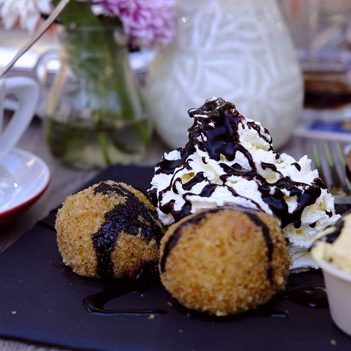 Topfenknödel mit Schlagsahne und Schoko-Topping