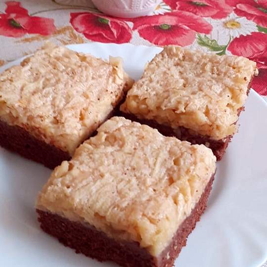 Almás pite habbal