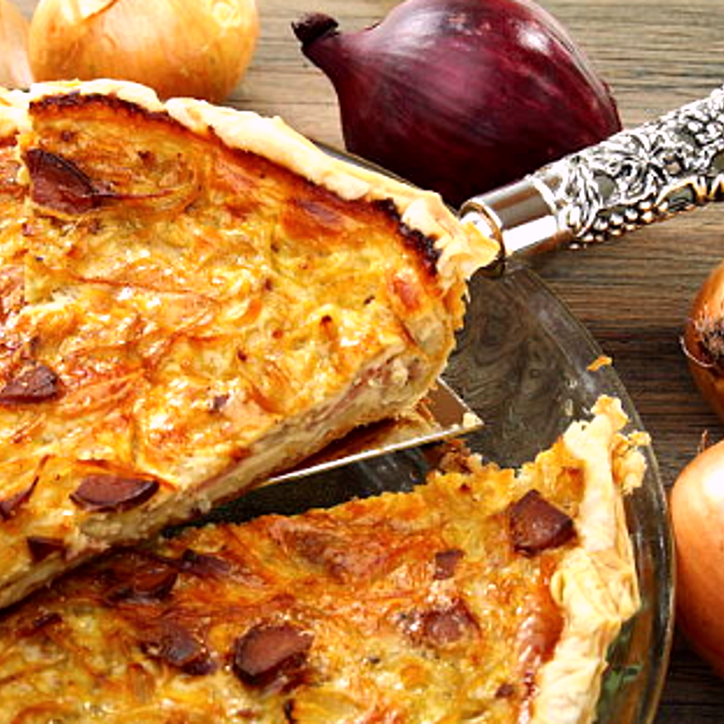 Klasyczna tarta cebulowa na spodzie z kruchego ciasta