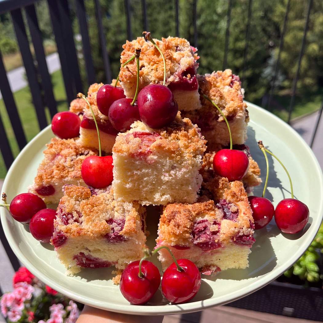 Torta di ciliegie con copertura di mandorle