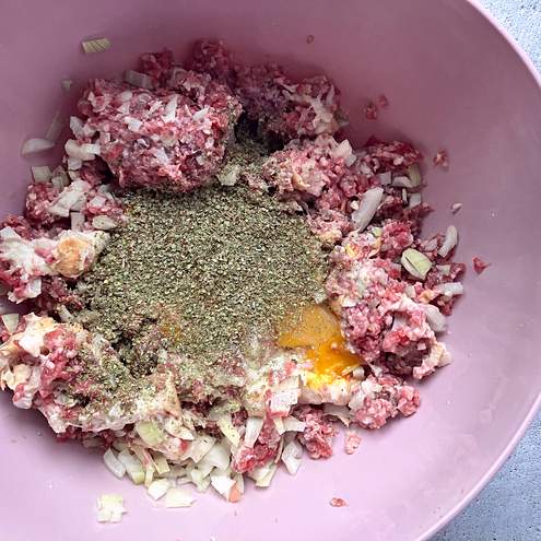 Hovězí mleté karbanátky s cibulovou marmeládou - krok přípravy 1