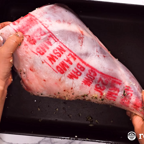 Cosciotto di agnello morbido al forno - procedimento 1