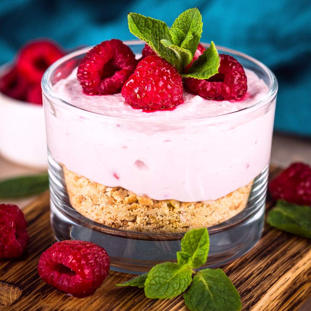 Coppa di frutta con mascarpone e lamponi