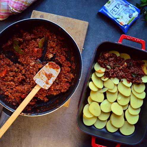 Musaka z mletého hovězího masa, rajčat, lilku a zapečená Feta sýrem - krok přípravy 1