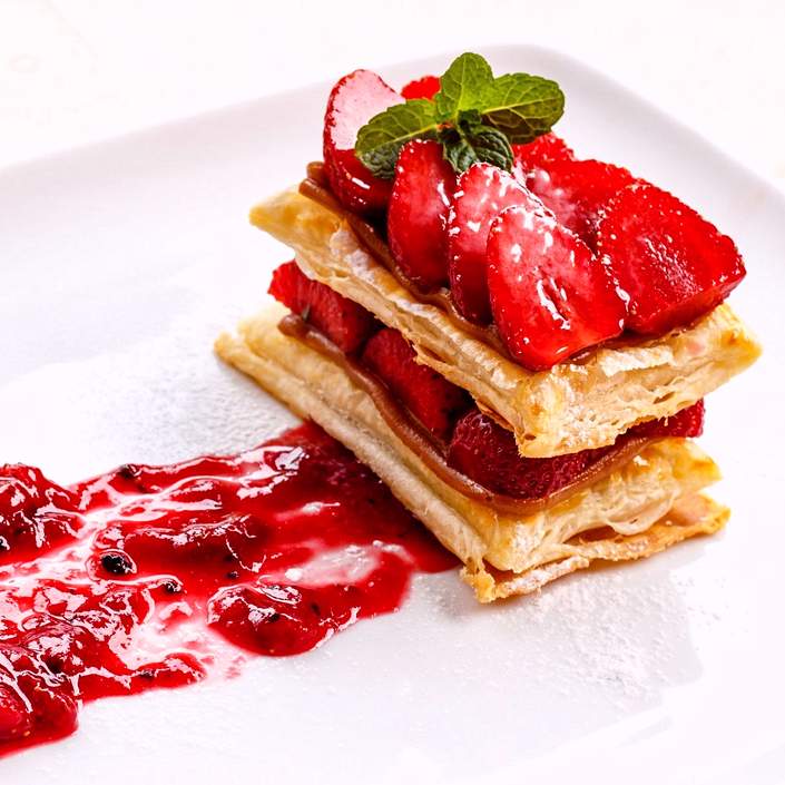 Tarta de hojaldre de fresas con mermelada de albaricoque