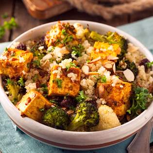 Previsualización de la receta El mejor bol de quinoa vegano con salsa de cacahuete