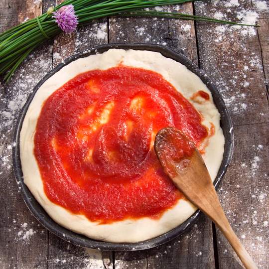Anteprima ricetta Base per pizza con pomodori rossi