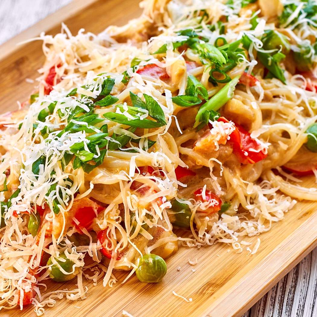 Pasta con salsa al formaggio e verdure