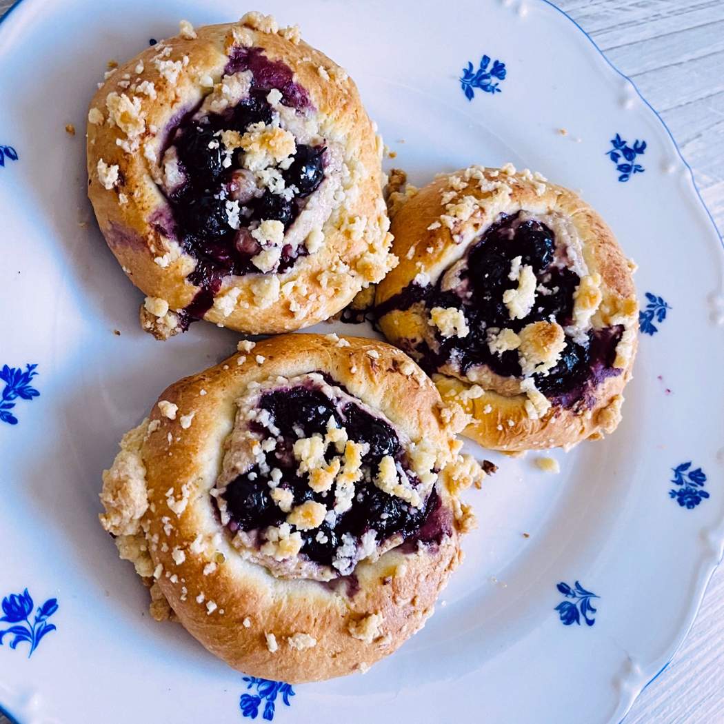 Tvarohové koláče s drobenkou a rybízem