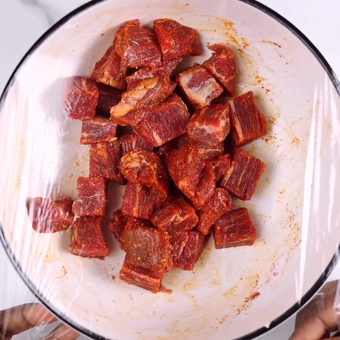 Spezzatino con patate ricetta - procedimento 1