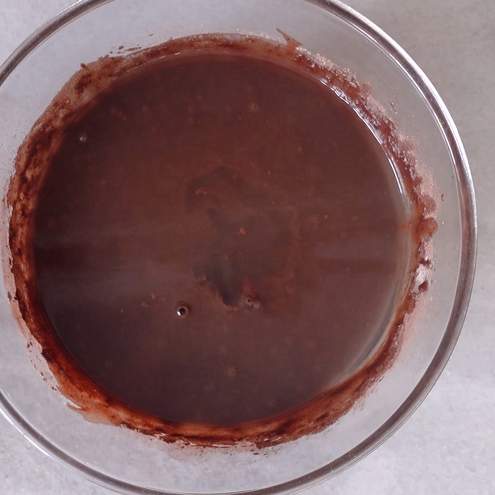 Torta al cioccolato morbida e umida con cacao in polvere - procedimento 1