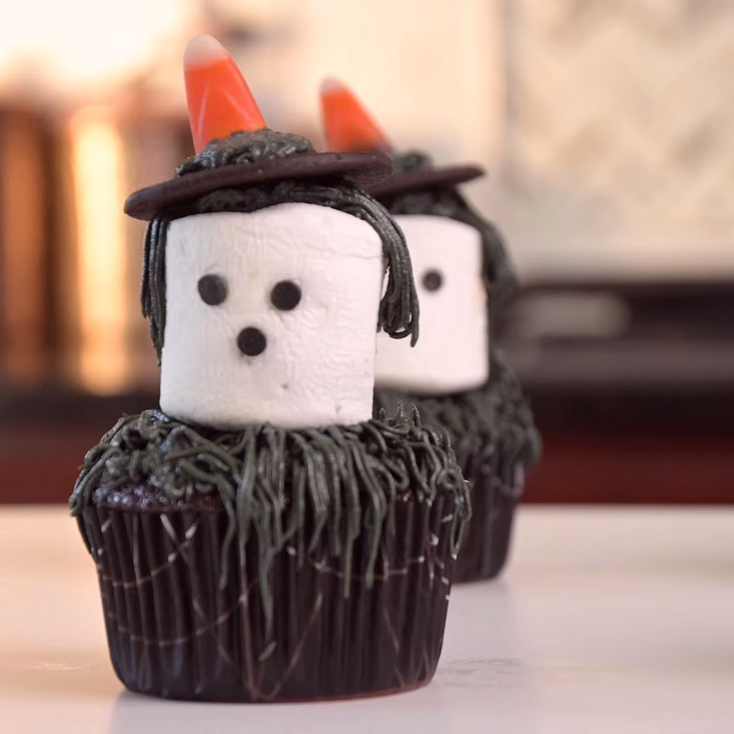 Egyszerű Halloween sütik gyerekeknek boszorkányok formájában