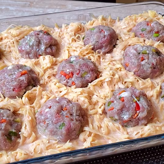 Náhľad receptu Výborné mäsové guľky so strúhanými zemiakmi z jedného plechu