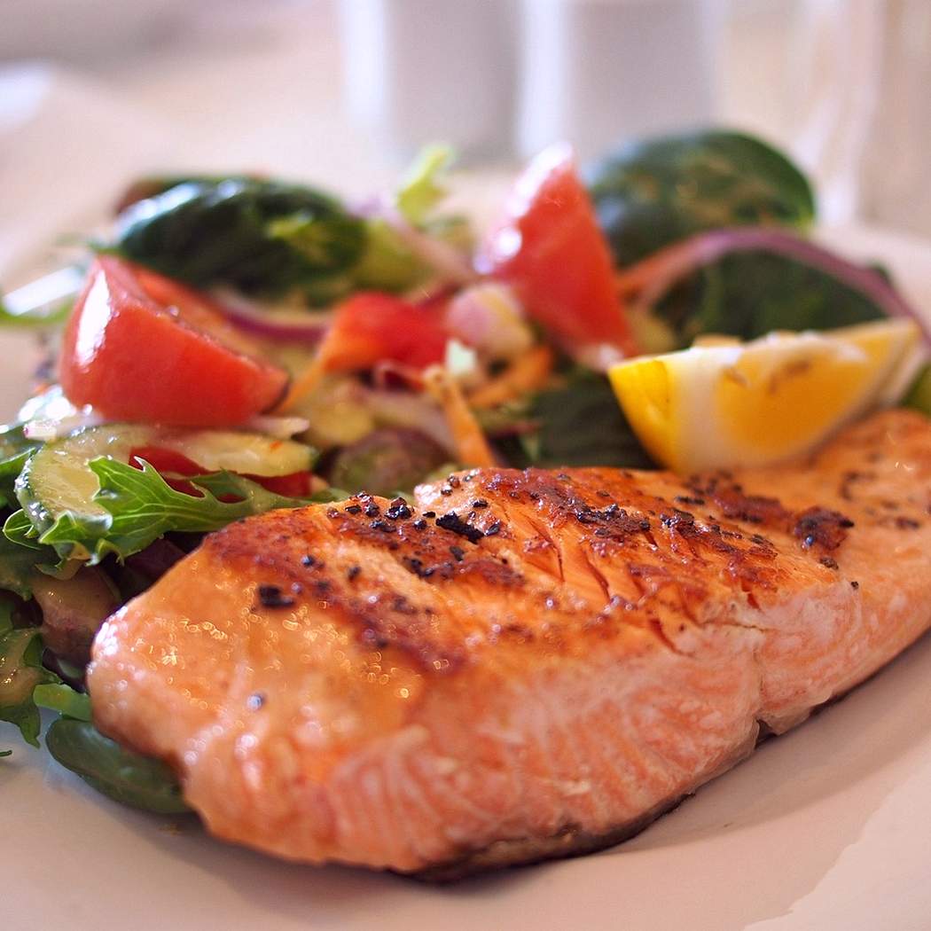 Insalata Caesar di salmone caldo fatta in casa
